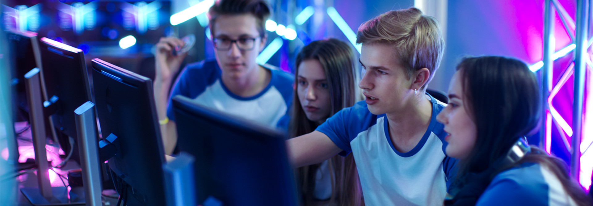 kids studying esports