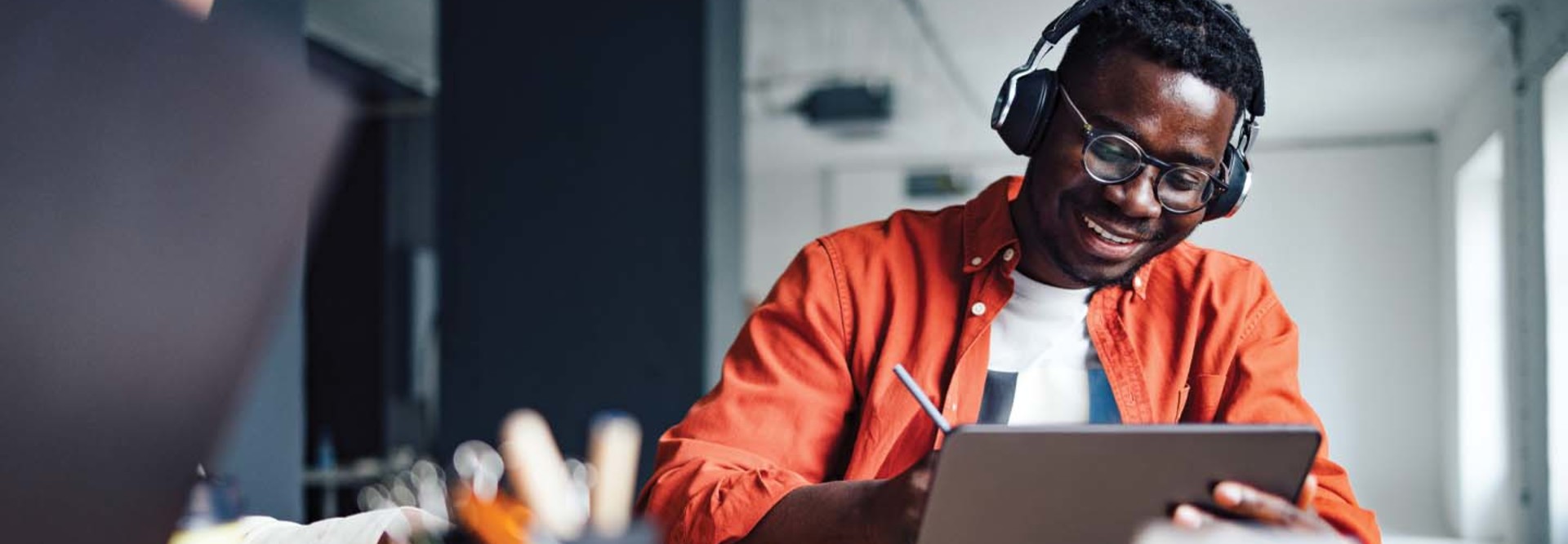 A man uses a laptop