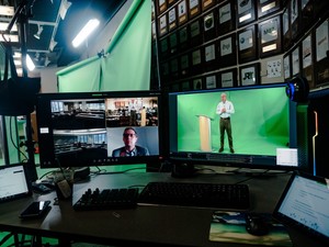 Using a 3D Hologram to Connect with Students During Online Learning