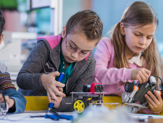 Kids working in Maker Space