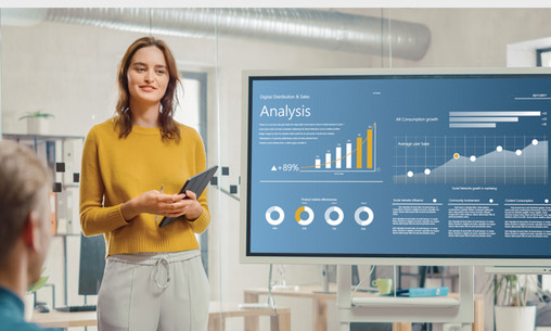 Woman uses data analytics to inform team of IT leaders