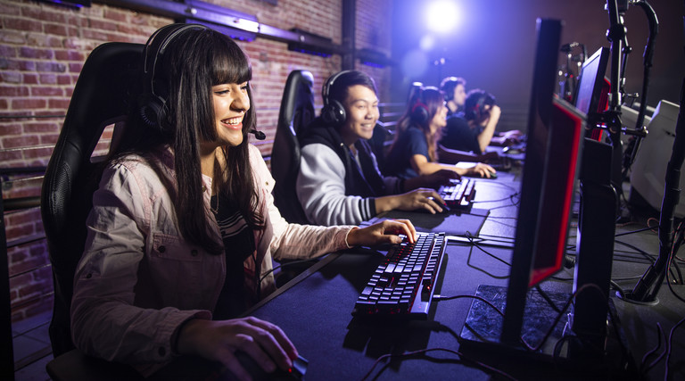 students playing e-sports