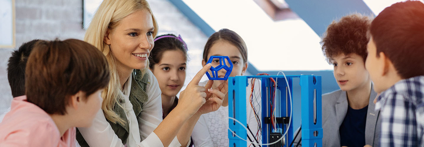 students using 3D printer