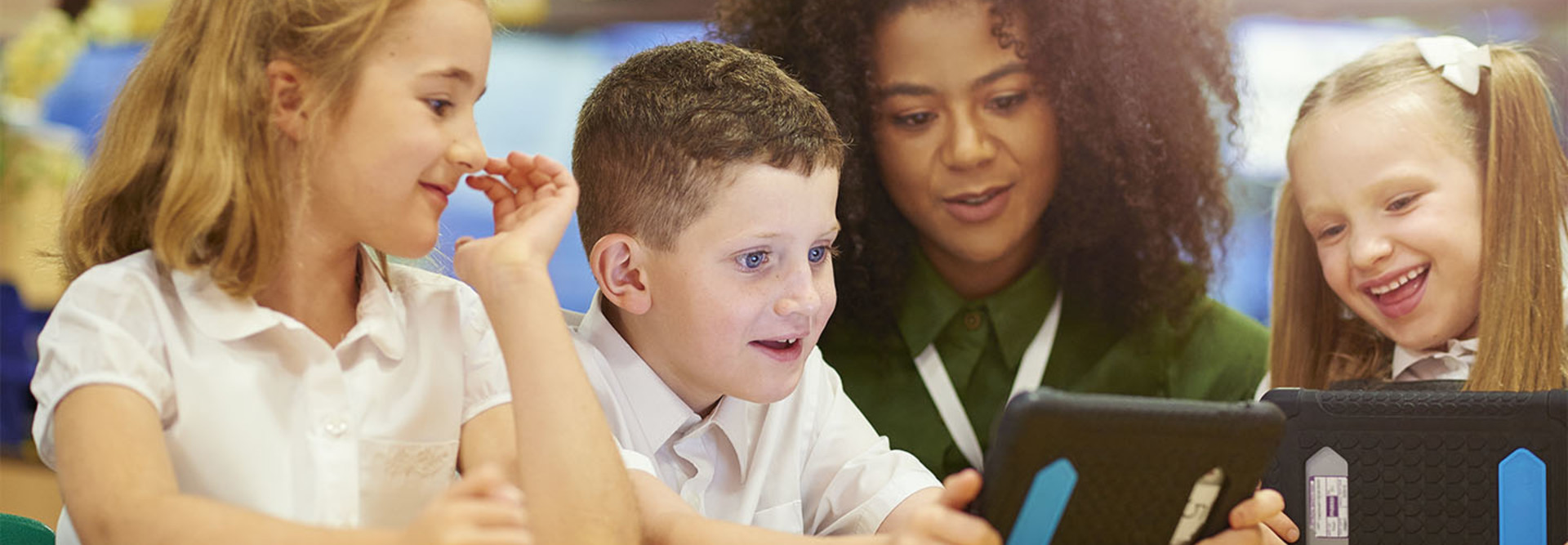 Students and teachers use a laptop.