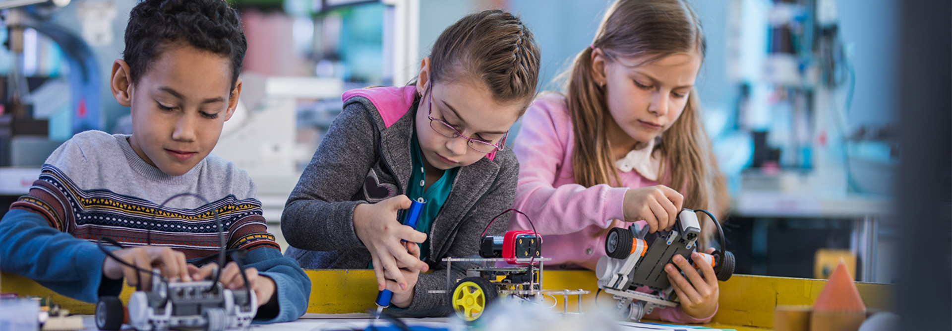 Kids working in Maker Space