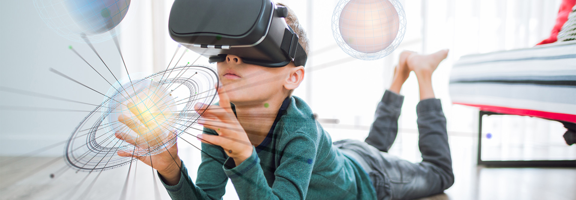 Kid uses VR to see planets