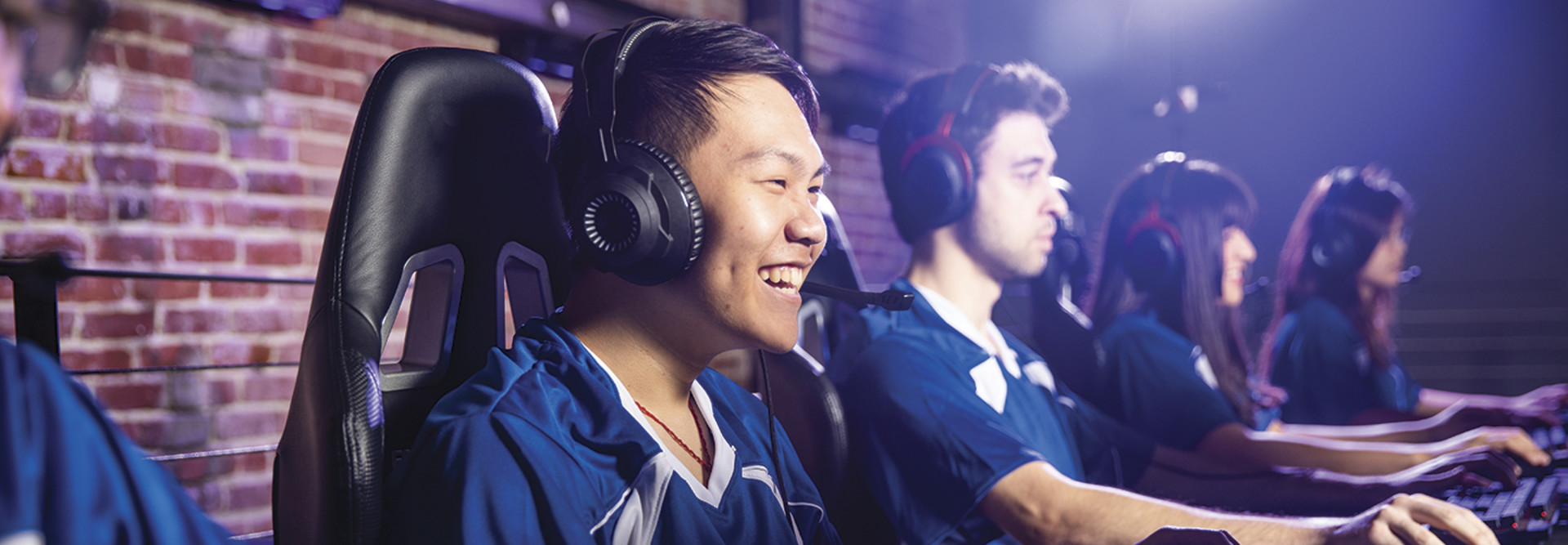 students playing esports