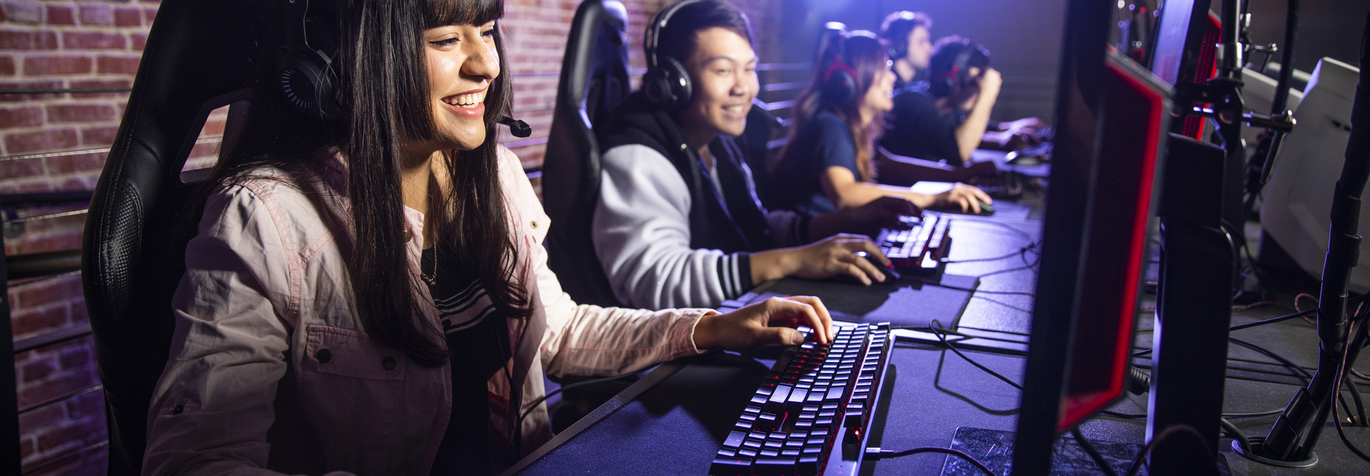 students playing e-sports