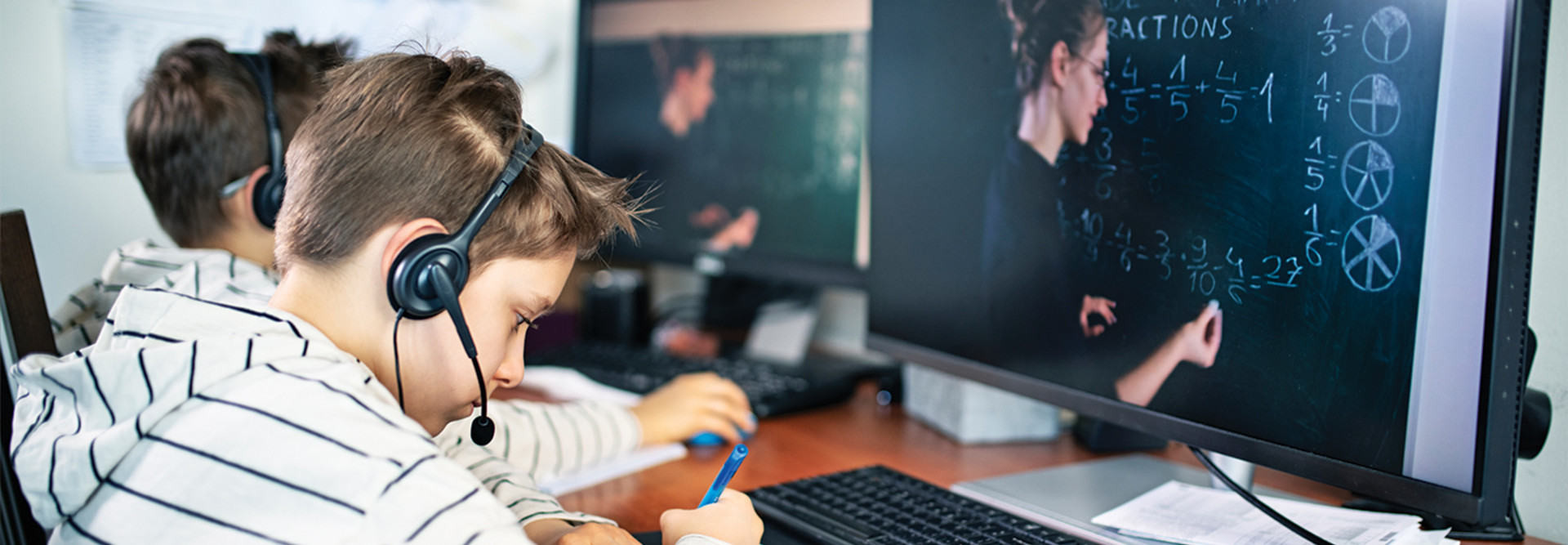 students attending online class