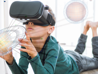Kid uses VR to see planets