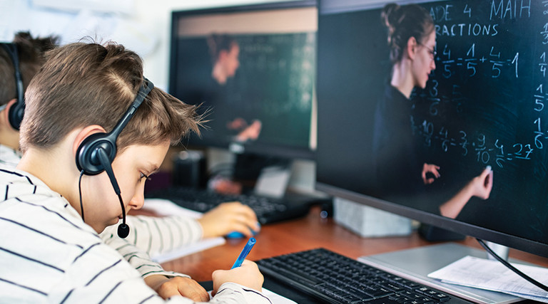students attending online class