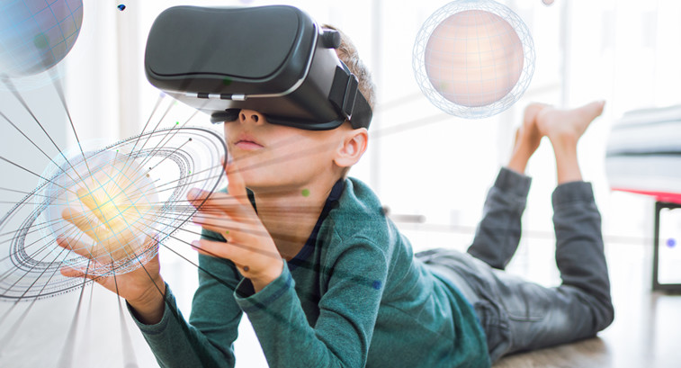 Kid uses VR to see planets
