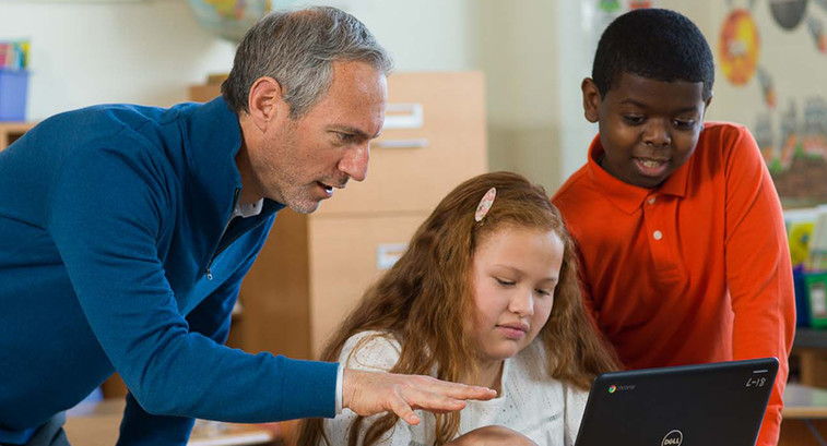 Andrew Zuckerman, CIO, working with students.